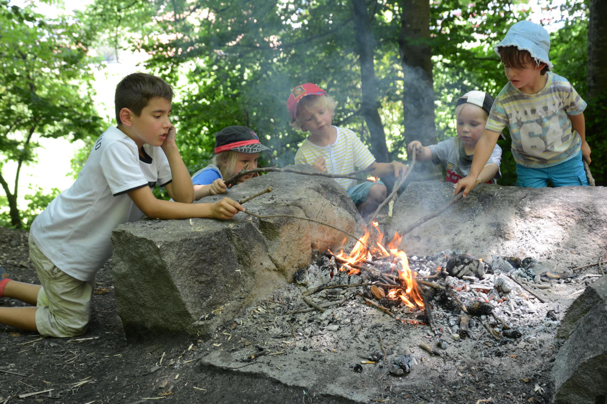 Kinder am Feuer
